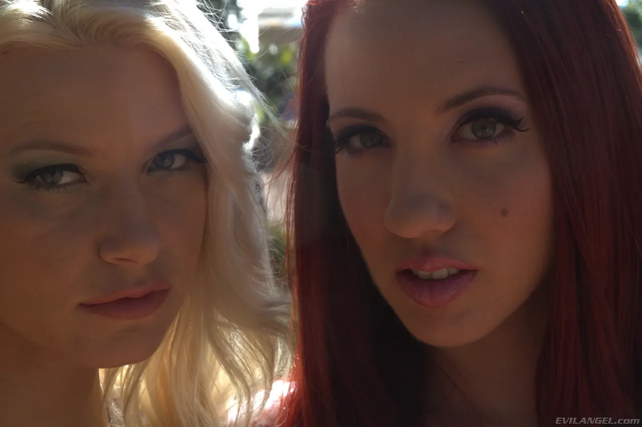 Evil Angel 'Double Speculum Club' starring Kelly Divine (Photo 4)