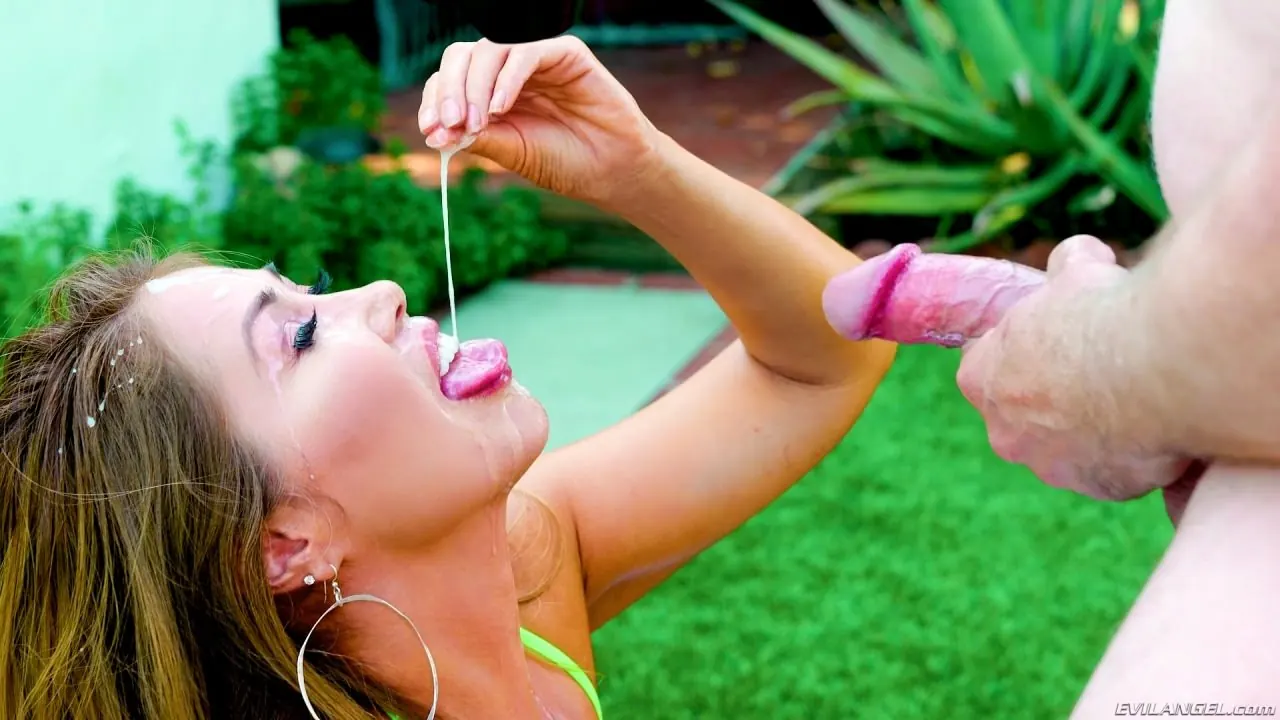 Evil Angel 'Busty Asian Cum Slut 3' protagonizando Kianna Dior (foto 9)