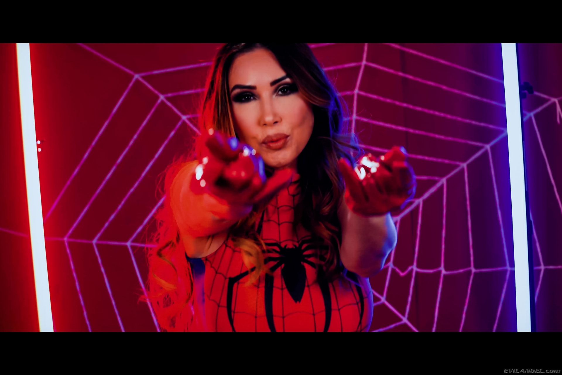 Kianna Dior en 'Evil Angel' Parodia de Kianna Dior halloween spidergirl (Miniatura 4)