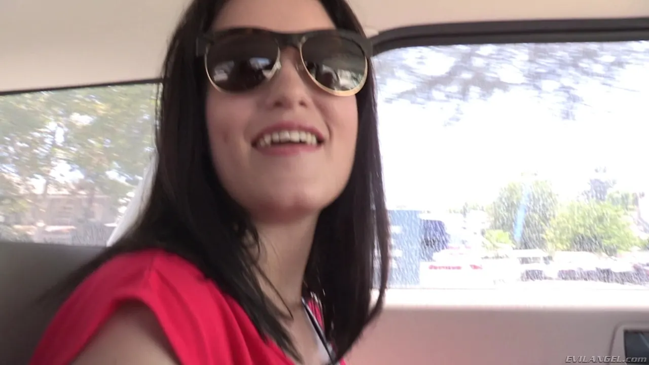 Evil Angel 'Fetiche de sexo público lésbico' protagonizando Kimberly Kane (foto 2)