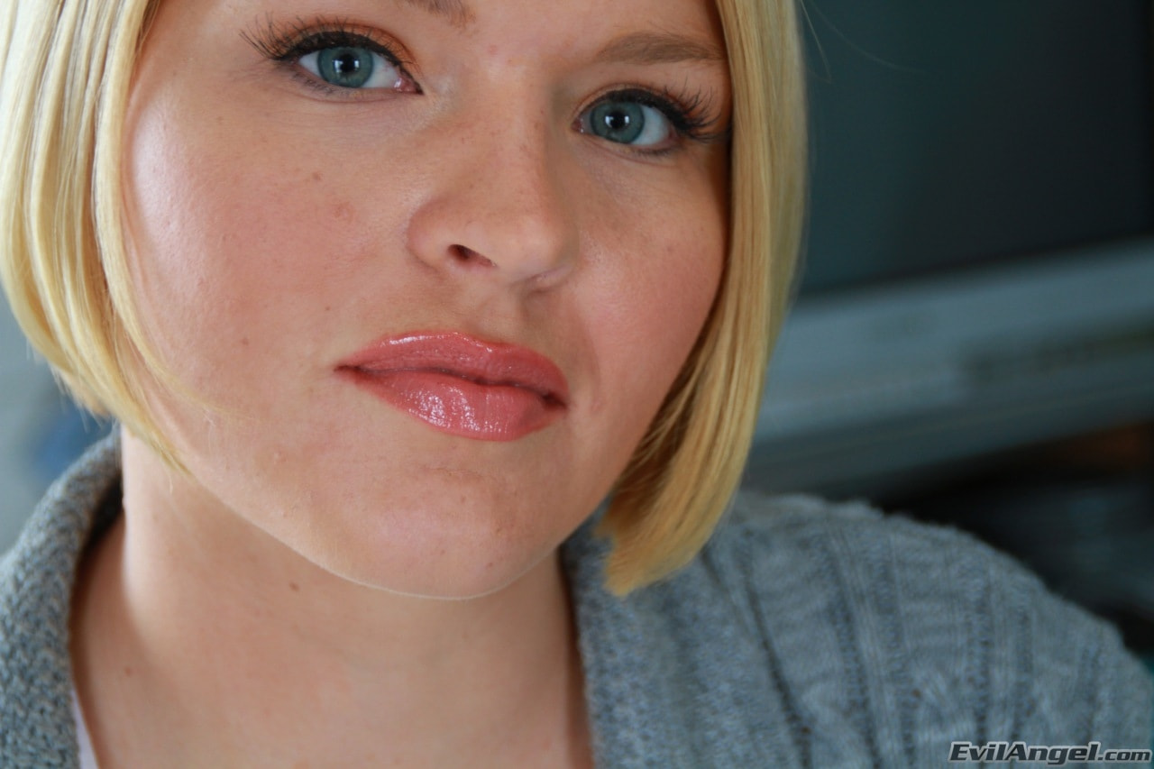 Krissy Lynn en 'Evil Angel' Clase de estiramiento 5 (Miniatura 1)
