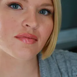 Krissy Lynn en 'Evil Angel' Clase de estiramiento 5 (Miniatura 1)