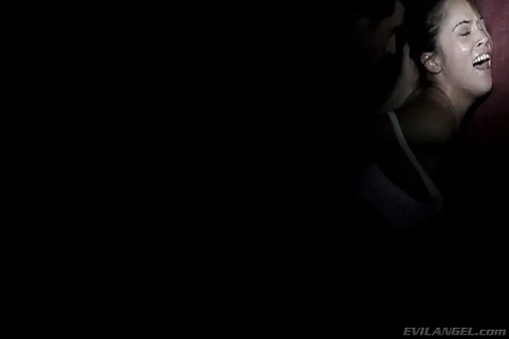 Evil Angel 'Maltratado 4' protagonizando Kristina Rose (foto 10)