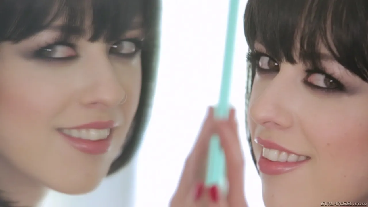 Evil Angel 'Ella se traga el esperma' protagonizando Larkin Love (foto 1)