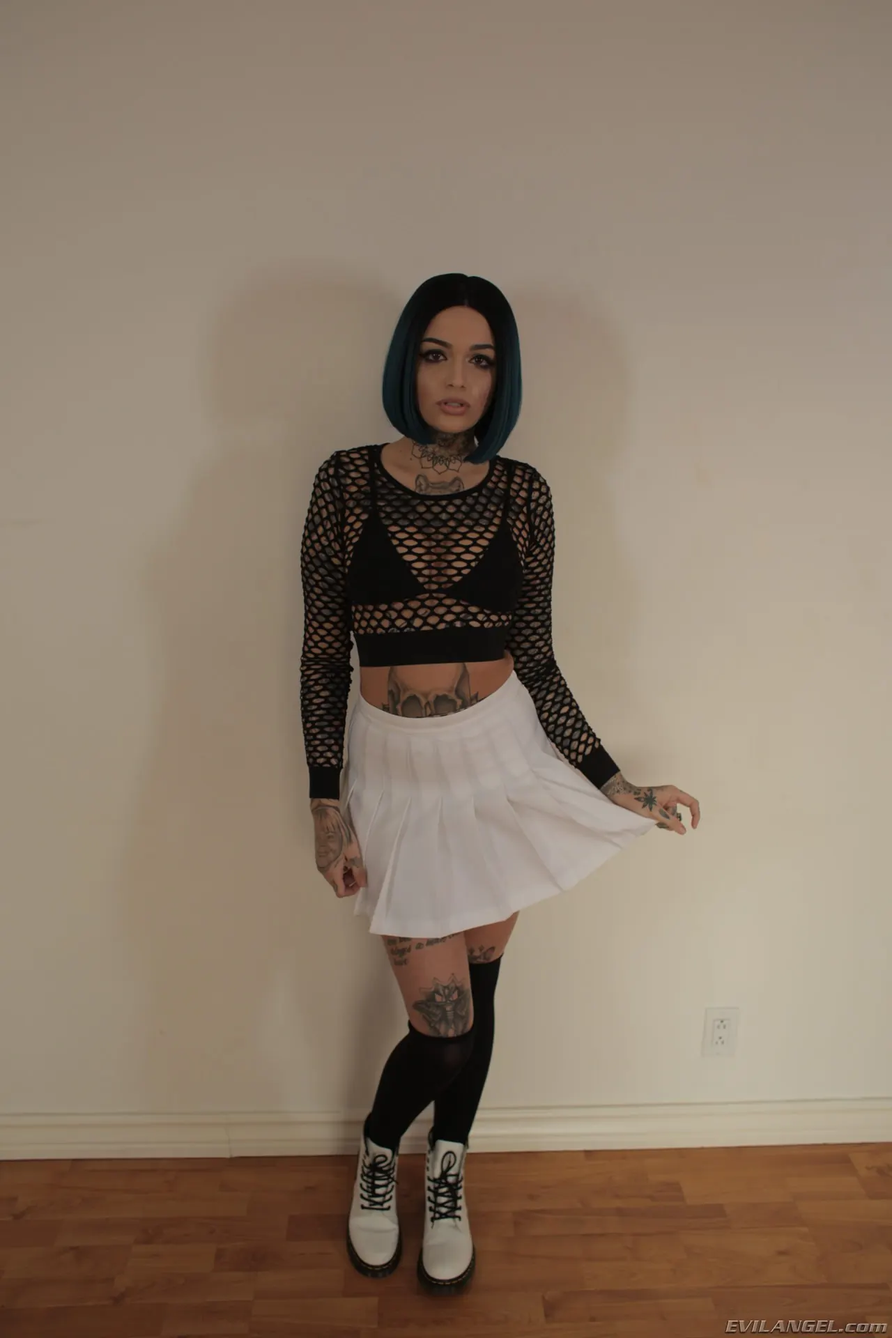 Evil Angel 'Pequeños chorros' protagonizando Leigh Raven (foto 1)