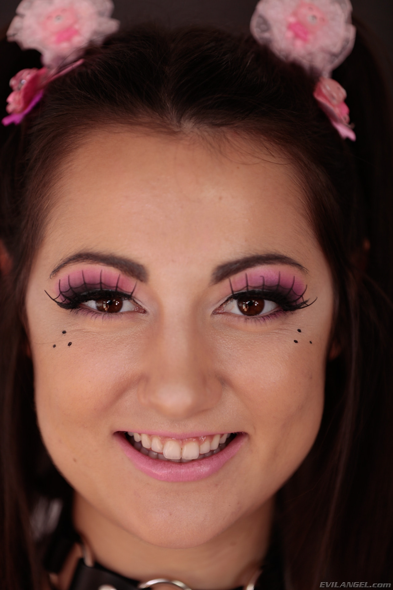 Lily Adams en 'Evil Angel' Hookup HotShots: Putas de las redes sociales (Miniatura 2)