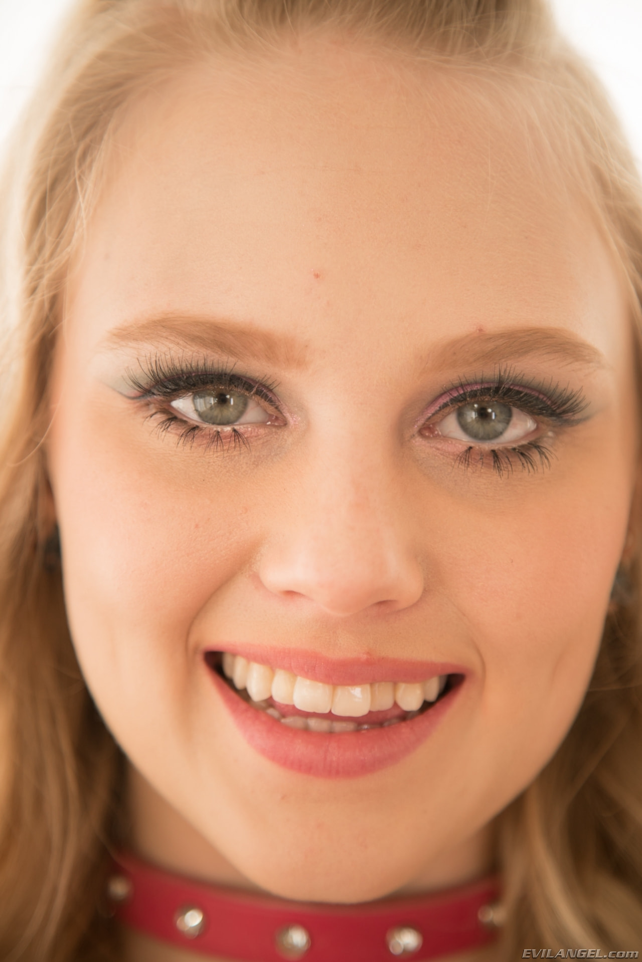 Lily Rader en 'Evil Angel' Hookup Hotshot: Sé una puta, haz lo que quieras (Miniatura 4)