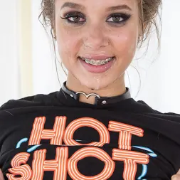 Liza Rowe en 'Evil Angel' Solicitud de amistad para Facefuck (Miniatura 12)