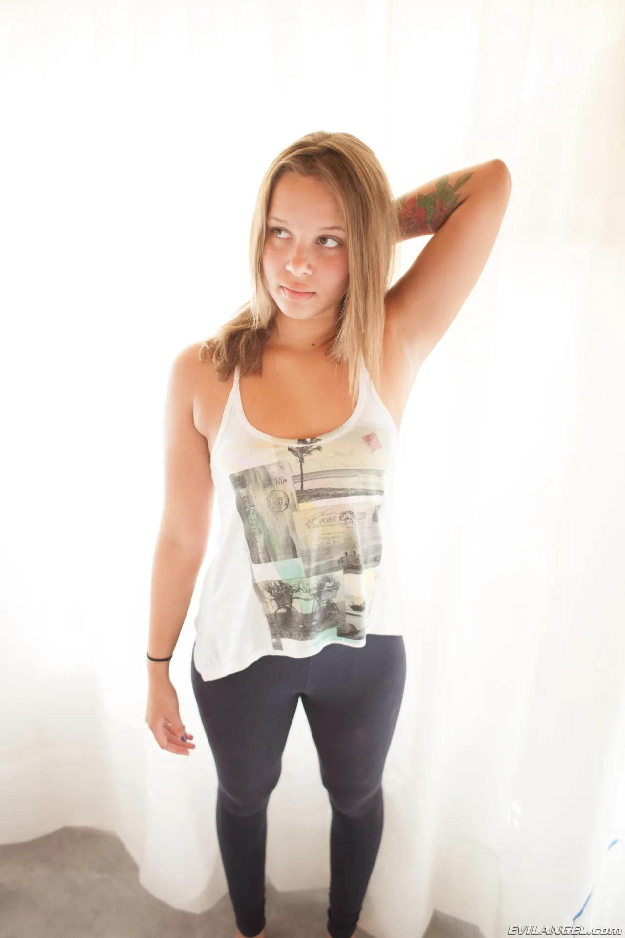 Liza Rowe en 'Maltratado 7' from 'Evil Angel' (foto 1) Evil Angel 'Maltratado 7' protagonizando Liza Rowe (foto 1)