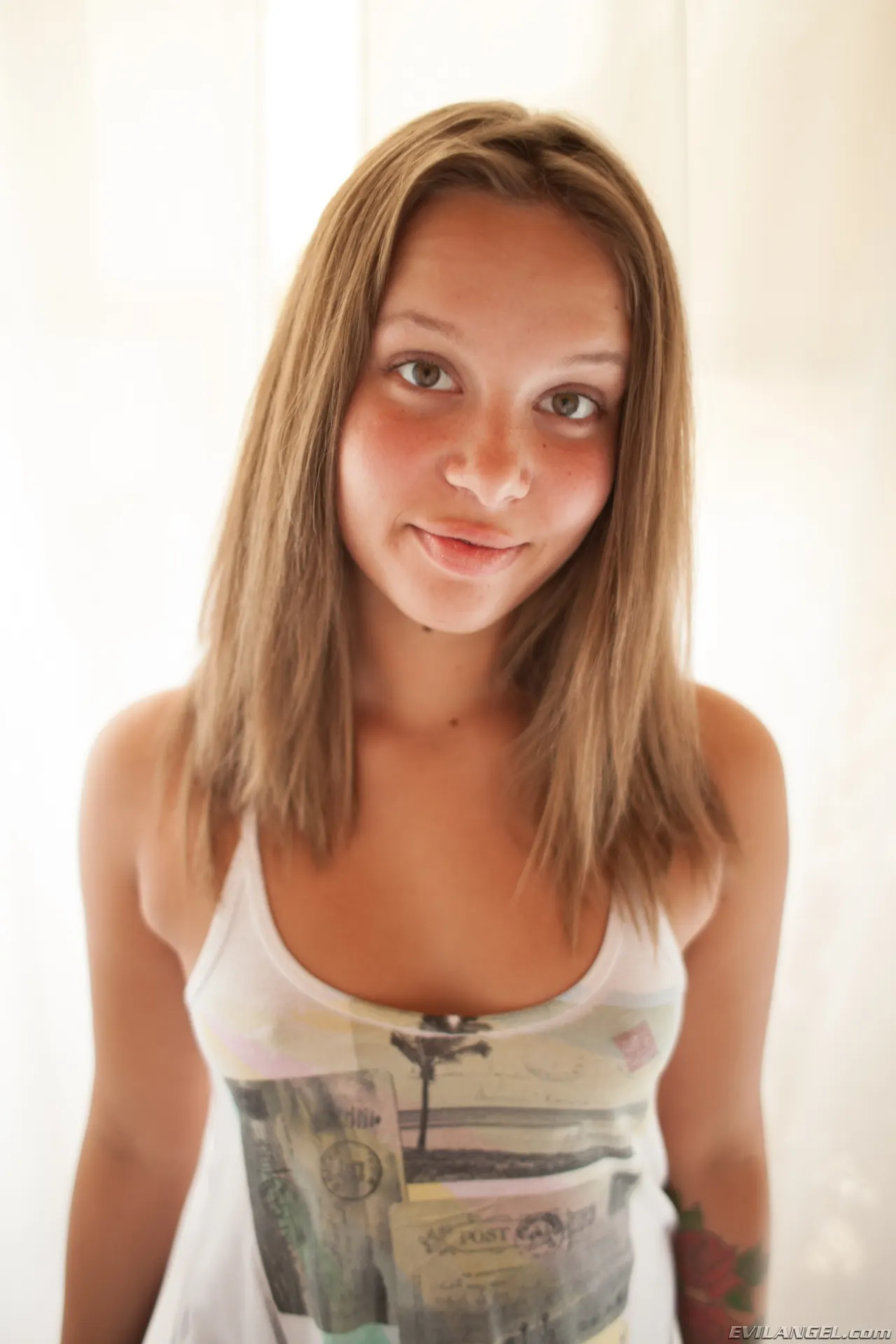 Liza Rowe en 'Maltratado 7' from 'Evil Angel' (foto 6) Evil Angel 'Maltratado 7' protagonizando Liza Rowe (foto 6)