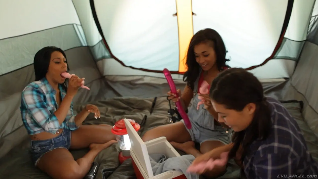 Evil Angel 'Tren de chicas 2' protagonizando London Keyes (foto 3)