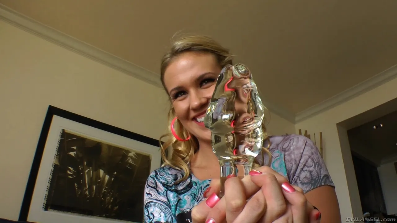 Evil Angel 'Buttman se centró en 9' protagonizando Luna C. Kitsuen (foto 4)