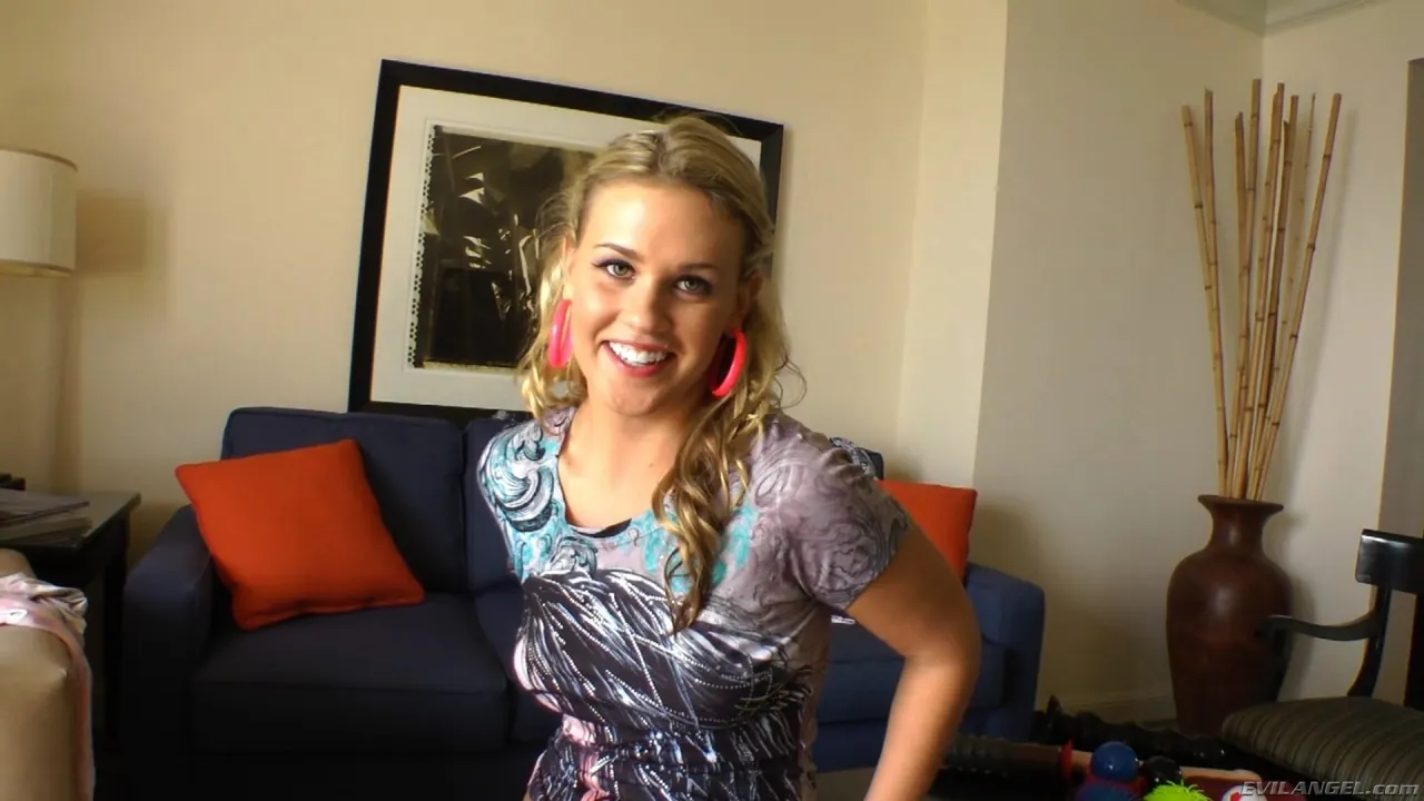 Evil Angel 'Buttman se centró en 9' protagonizando Luna C. Kitsuen (foto 5)