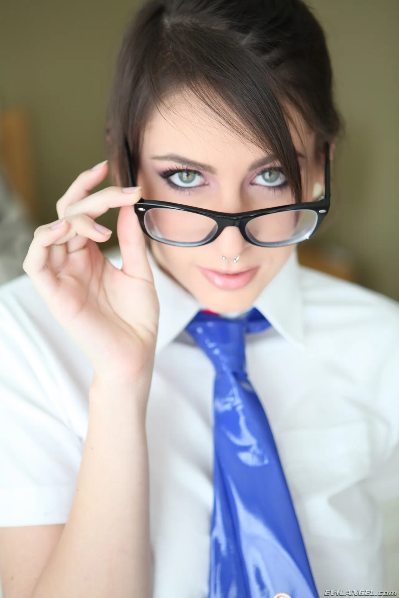 Luna Kitsuen en 'Reflejo nauseoso' from 'Evil Angel' (foto 11) Evil Angel 'Reflejo nauseoso' protagonizando Luna Kitsuen (foto 11)