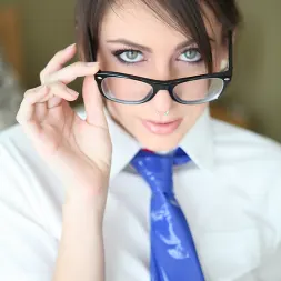 Luna Kitsuen en 'Evil Angel' Reflejo nauseoso (Miniatura 11)