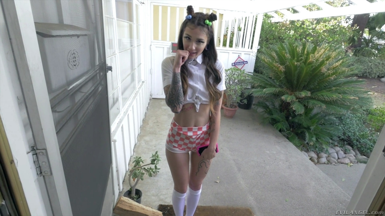 Luna Lovely en 'Evil Angel' Hookup Hotshot: nos conocimos en la red (Miniatura 3)