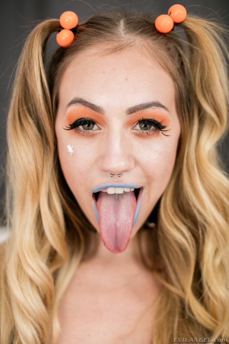 Lyra Law en 'Evil Angel' Hookup Hotshot: Rompe Internet (Miniatura 24)