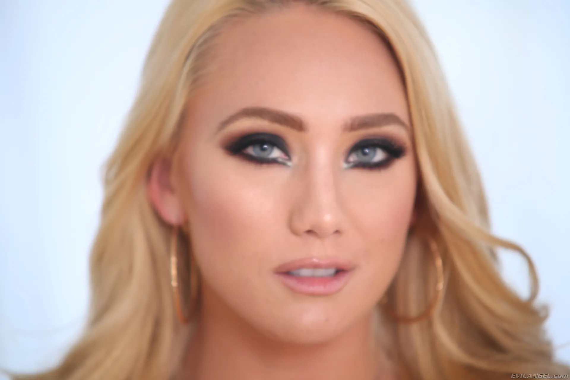 Evil Angel 'Reina Chorra' protagonizando Maddy O'Reilly (foto 1)