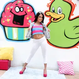 Megan Rain en 'Evil Angel' Malos de la puerta trasera 02 (Miniatura 1)