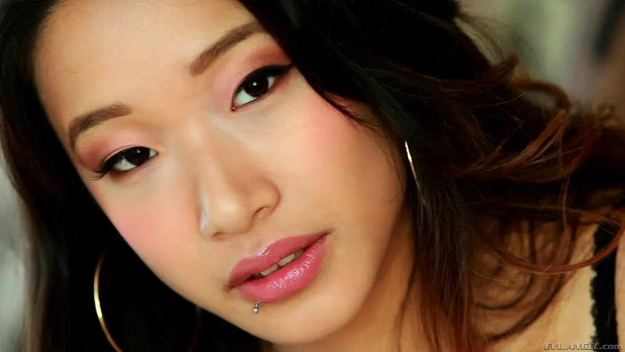 Meiko Askara en 'Garganta folla 5' from 'Evil Angel' (foto 1) Evil Angel 'Garganta folla 5' protagonizando Meiko Askara (foto 1)