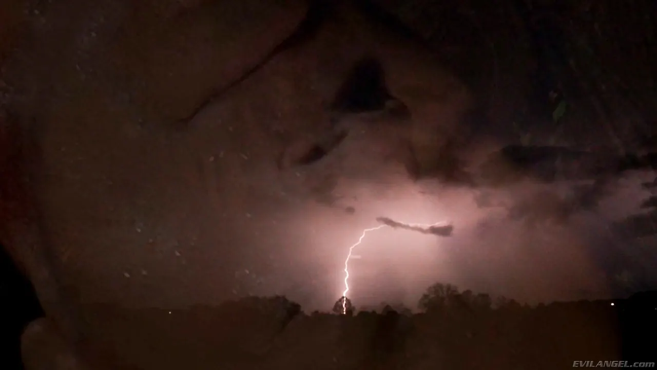 Mira en 'Voraz - Temporada 2 Episodio 6' from 'Evil Angel' (foto 4) Evil Angel 'Voraz - Temporada 2 Episodio 6' protagonizando Mira (foto 4)