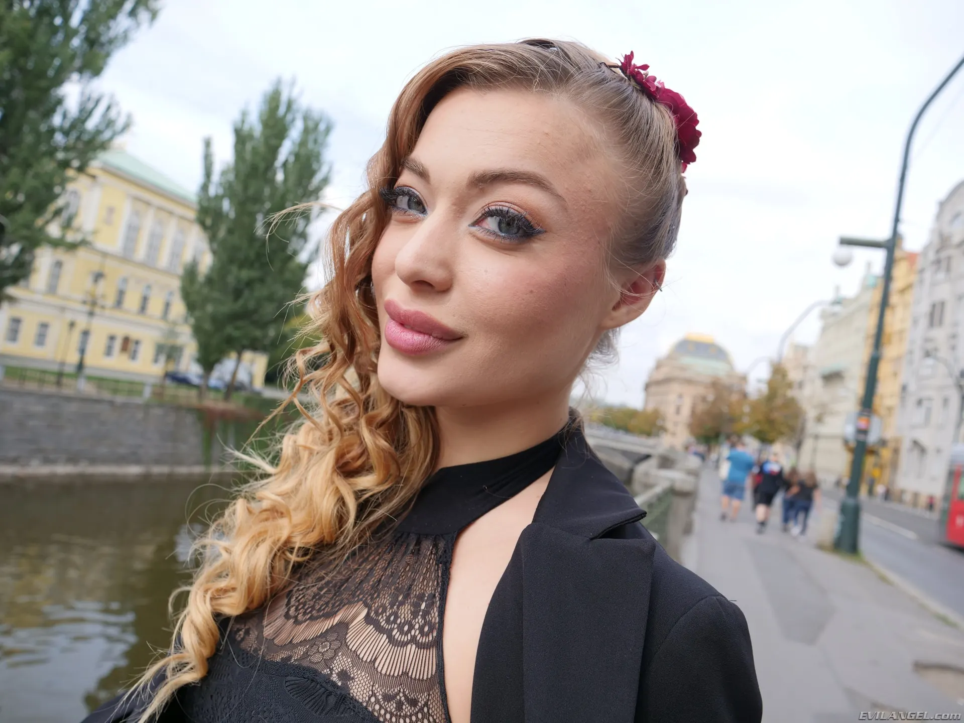 Evil Angel 'Los rusos se están corriendo' protagonizando Misha Maver (foto 1)