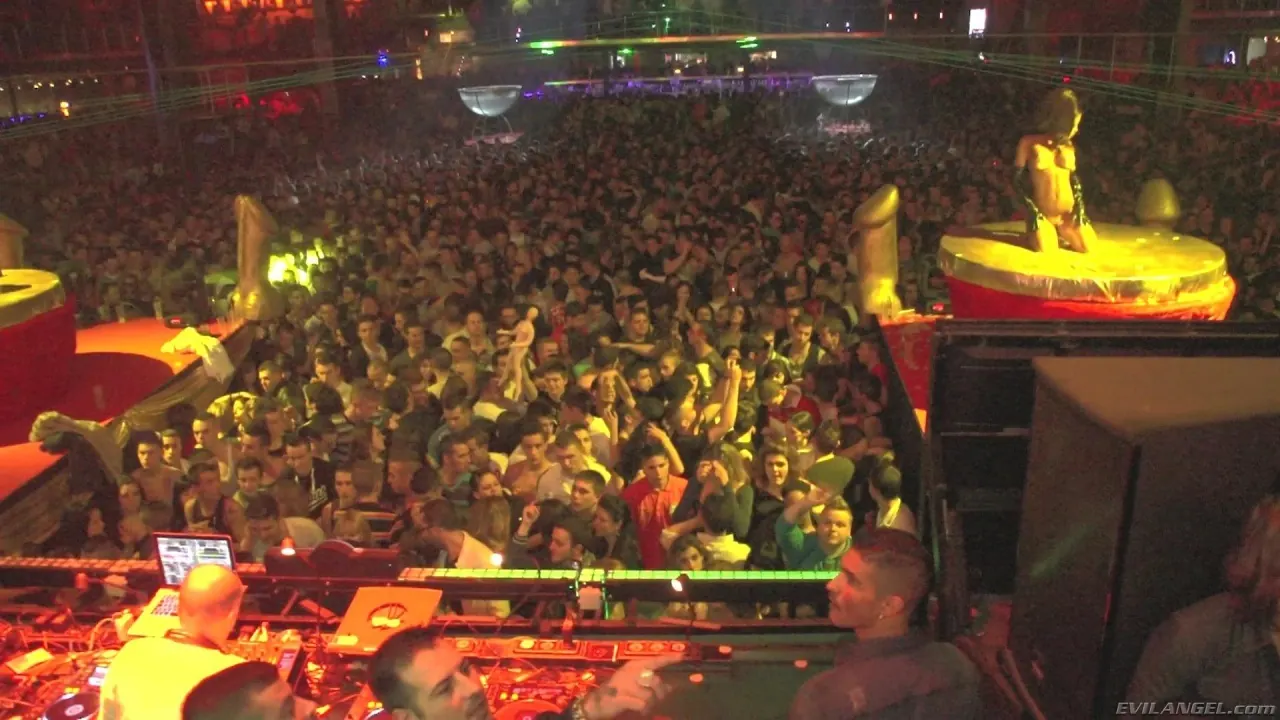 Natalia Zeta en 'Gira de mierda' from 'Evil Angel' (foto 2) Evil Angel 'Gira de mierda' protagonizando Natalia Zeta (foto 2)