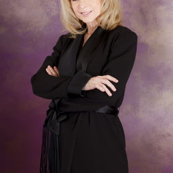 Nina Hartley en 'Evil Angel' Milfs anales interraciales (Miniatura 1)