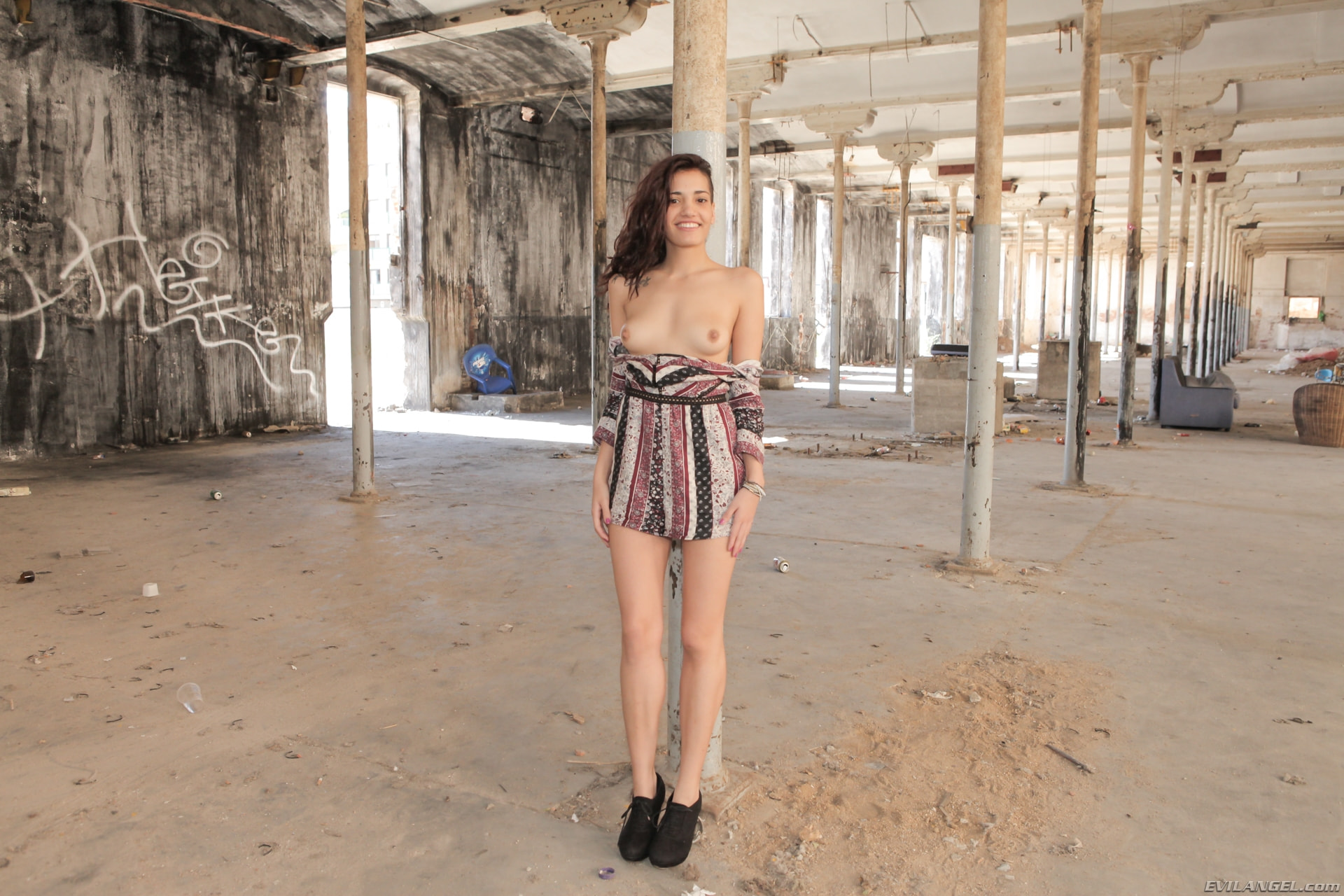 Penelope Cum en 'Evil Angel' La calle de Nacho legal (Miniatura 1)