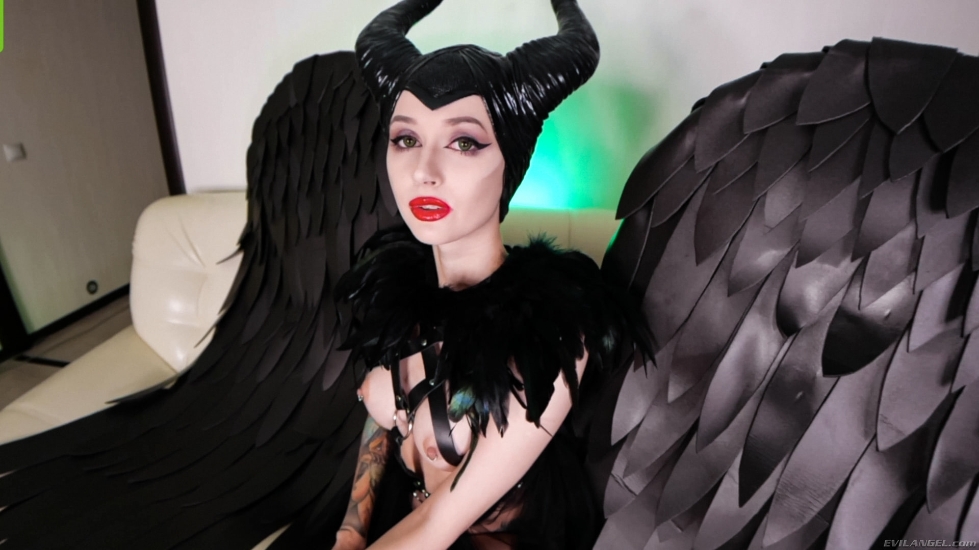 Purple Bitch en 'Evil Angel' A Maléfico le encanta follar (Miniatura 1)