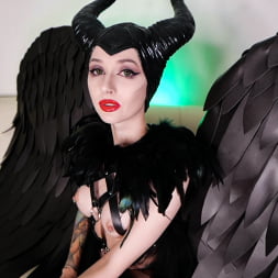 Purple Bitch en 'Evil Angel' A Maléfico le encanta follar (Miniatura 1)