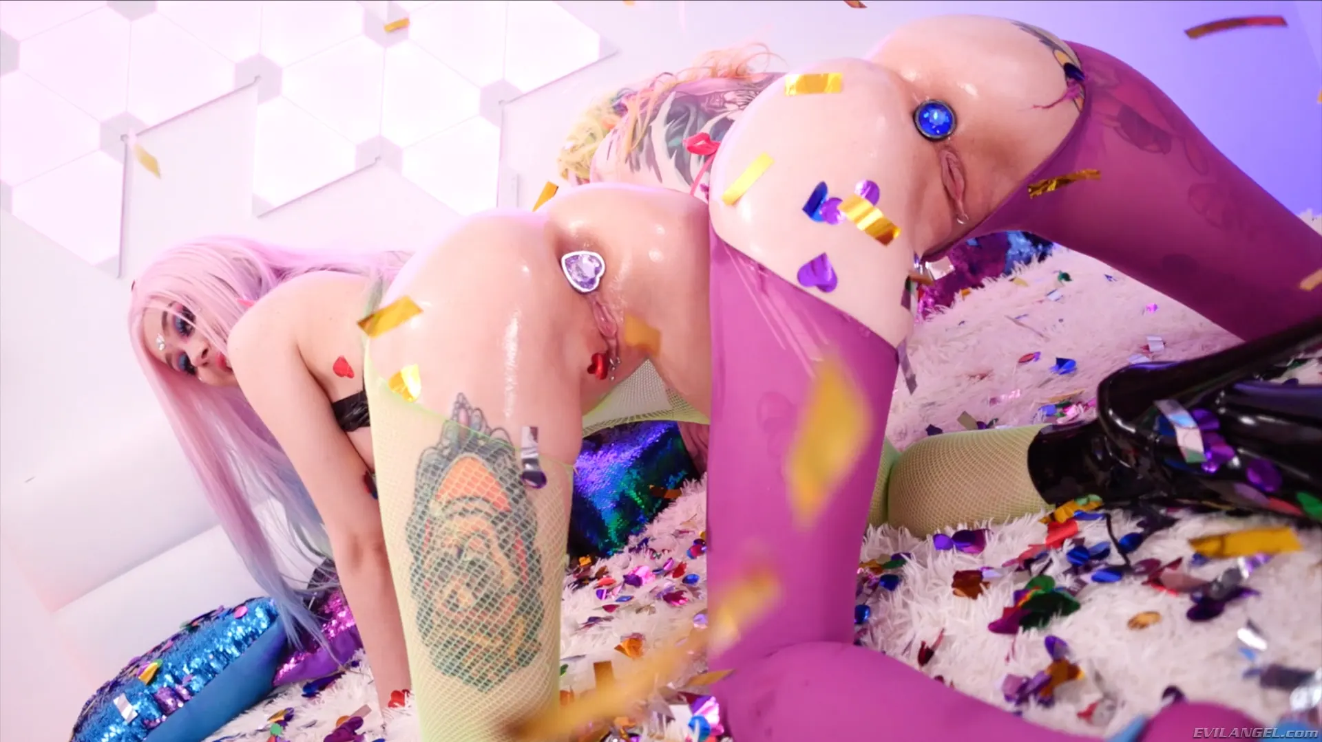 Evil Angel 'Fiesta de sexo lésbico con la perra morada' protagonizando Purple Bitch (foto 2)