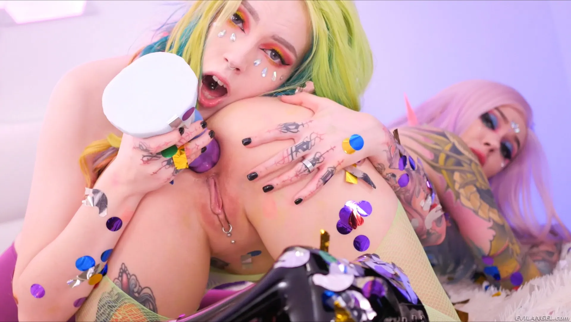 Evil Angel 'Fiesta de sexo lésbico con la perra morada' protagonizando Purple Bitch (foto 8)