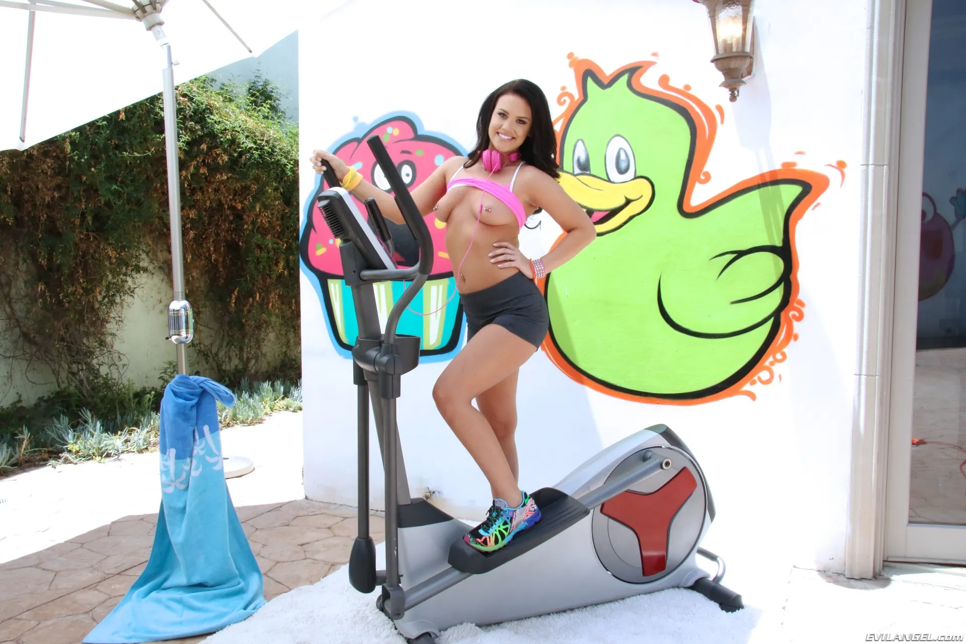 Evil Angel 'Entrenamiento rectal' protagonizando Roxy Raye (foto 1)