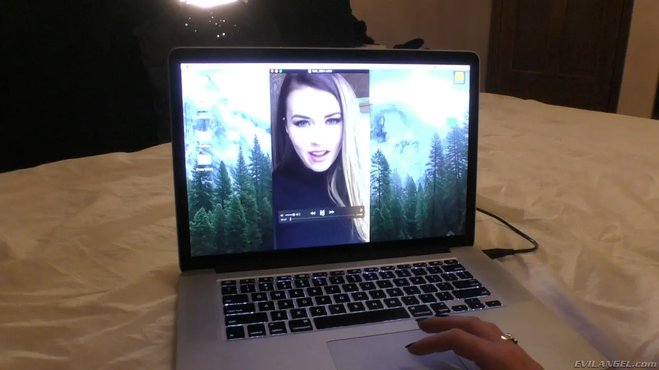 Evil Angel 'Duro en el amor 2' protagonizando Samantha Bentley (foto 1)