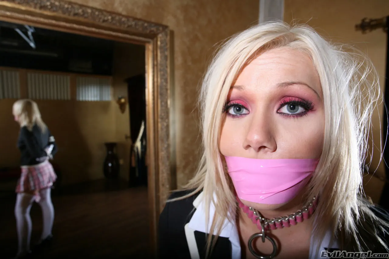 Samantha Sin en 'Muñecas sexuales fetichistas' from 'Evil Angel' (foto 2) Evil Angel 'Muñecas sexuales fetichistas' protagonizando Samantha Sin (foto 2)