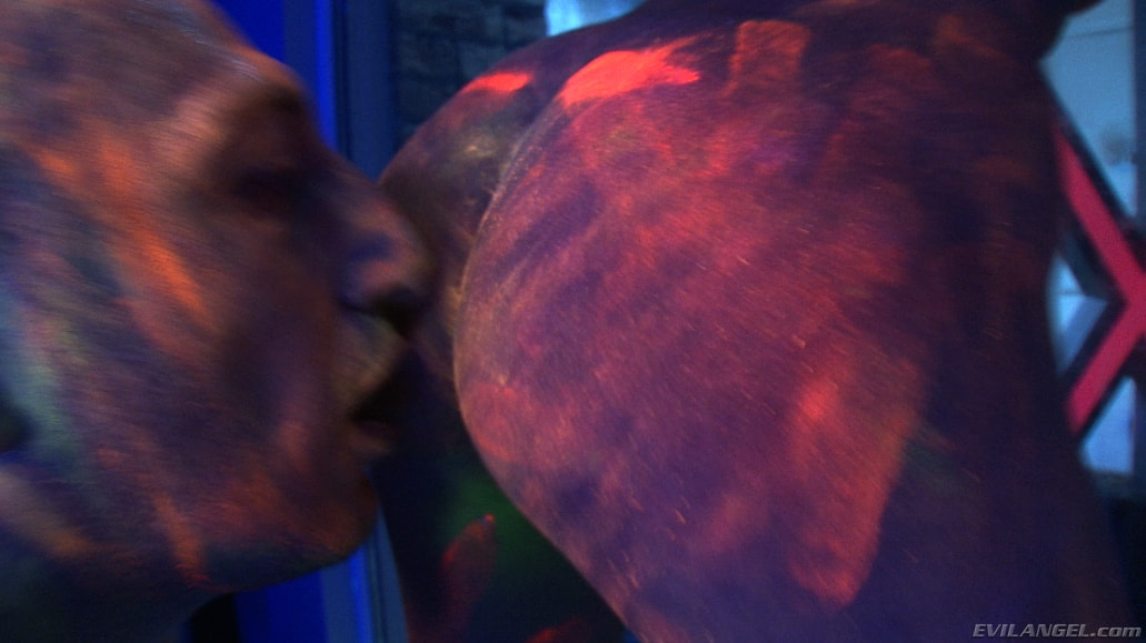 Sandra Romain en 'Evil Angel' Voraz - Temporada 01 Episodio 7 (Miniatura 9)