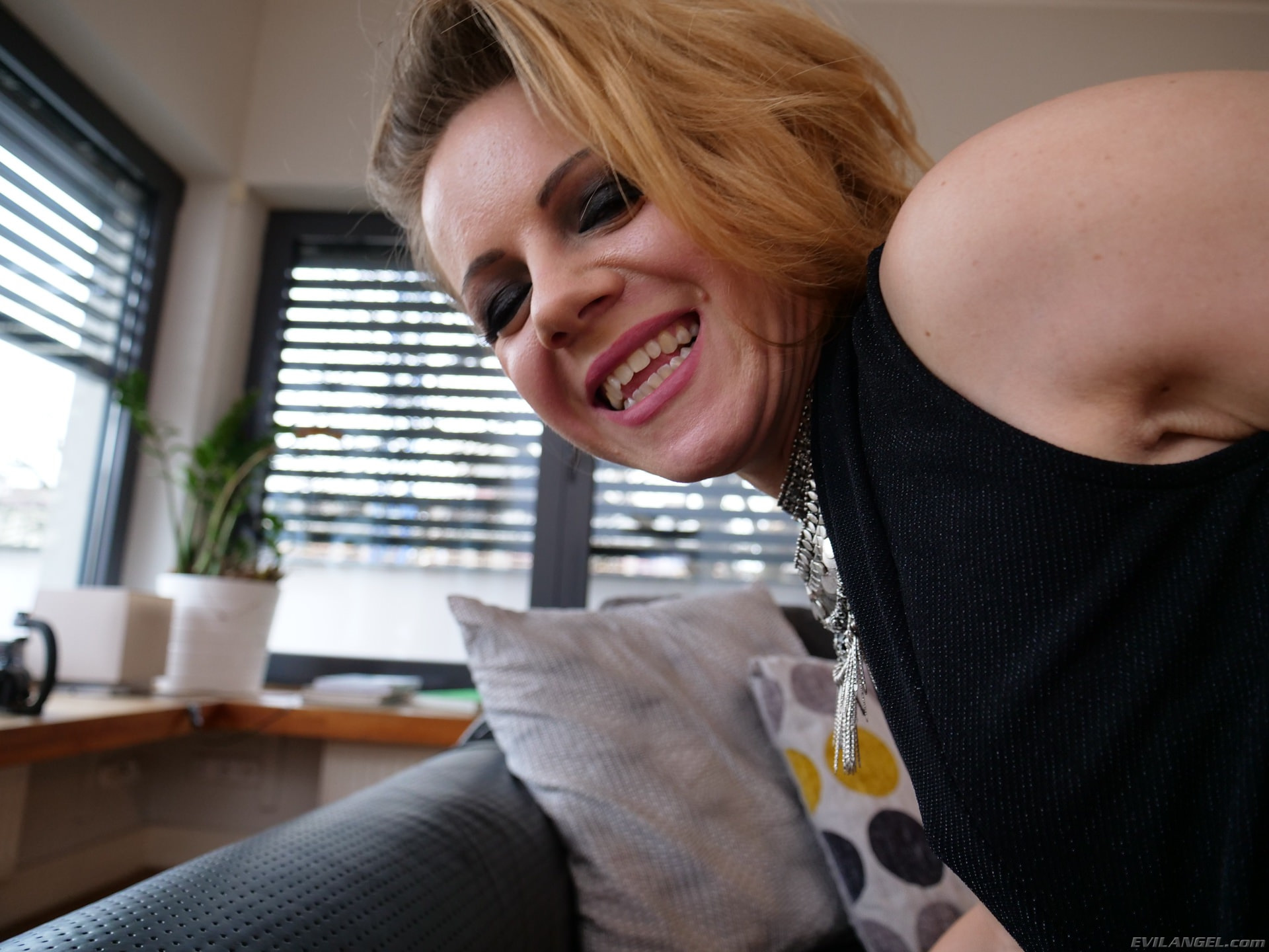 Sasha Zima en 'Evil Angel' Bellezas anales del tamaño de un bocado (Miniatura 247)