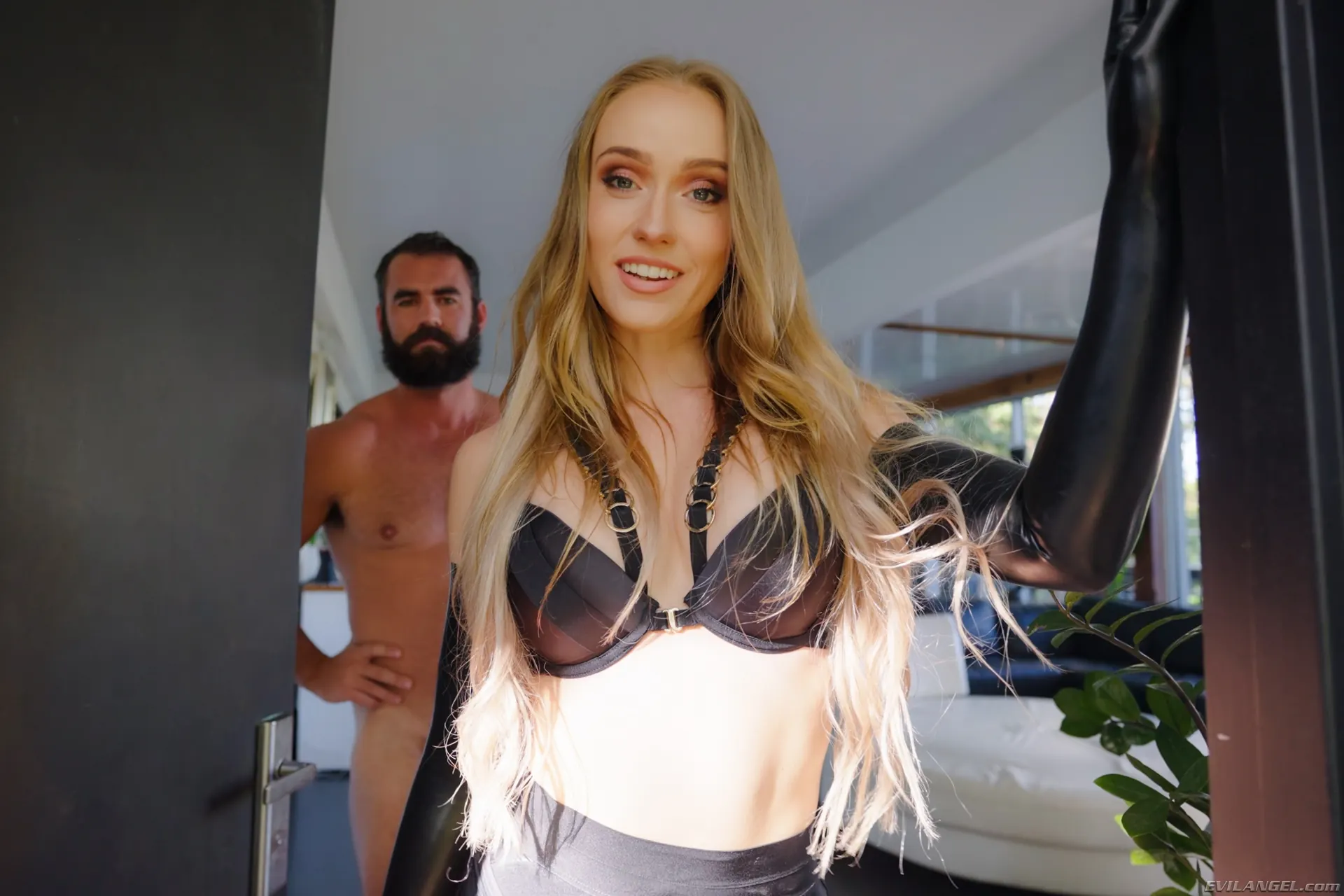 Evil Angel 'Humillante mirón' protagonizando Scarlet Chase (foto 1)