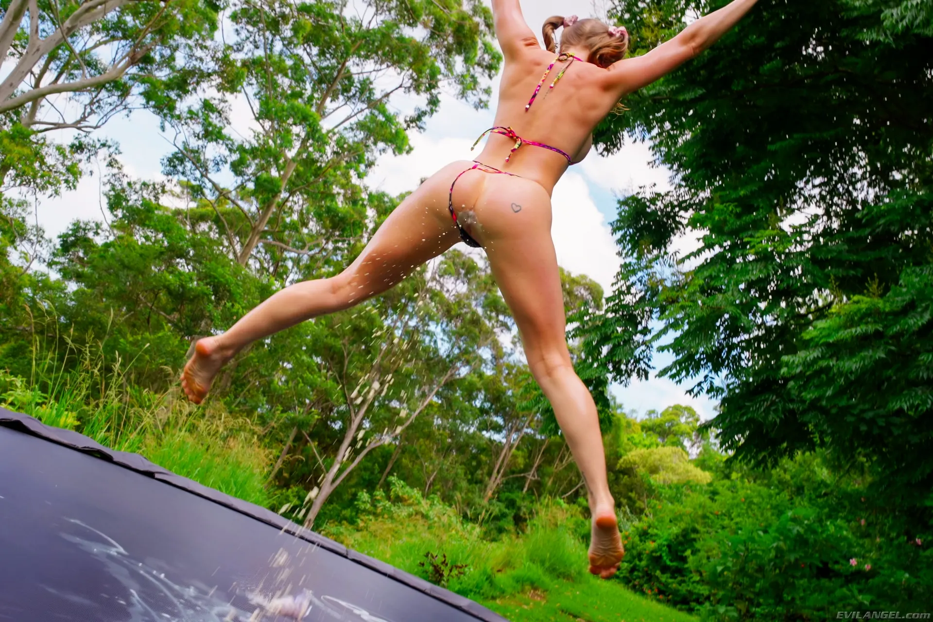 Evil Angel 'Vagabunda de leche' protagonizando Scarlet Chase (foto 12)