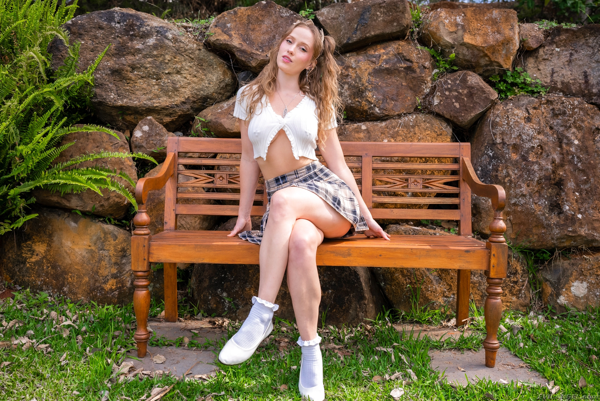 Scarlet Chase en 'Evil Angel' Follar al aire libre en el parque (Miniatura 1)
