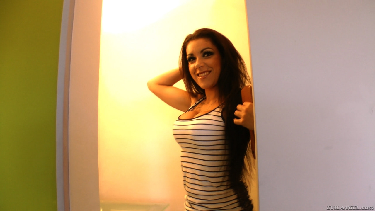 Silvana Rodriguez en 'Evil Angel' En mi habitación (Miniatura 1)