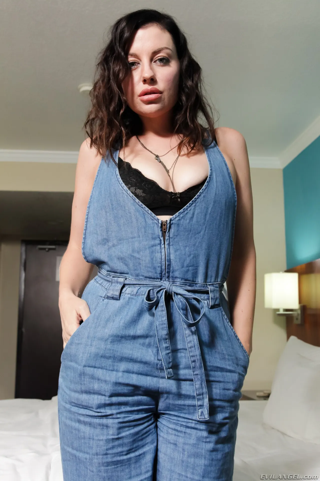 Evil Angel 'Mi malvada madrastra me cogió el culo 03' protagonizando Sovereign Syre (foto 1)