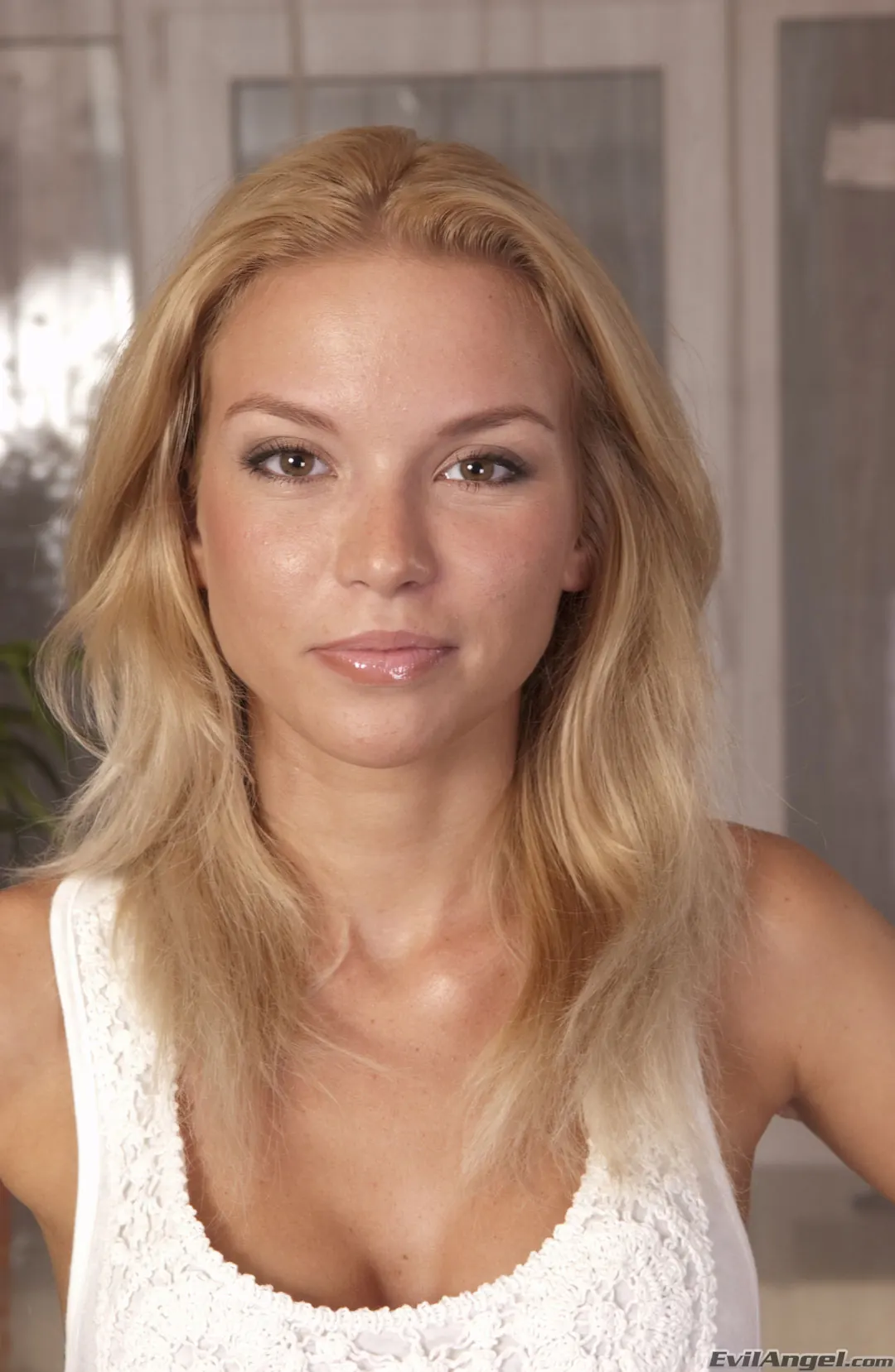 Evil Angel 'En Como Timo' protagonizando Summer Breeze (foto 1)