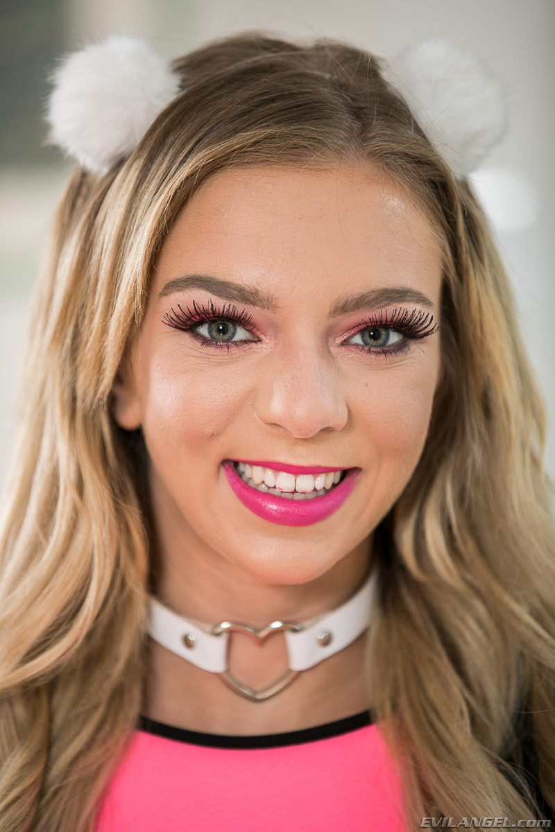 Tiffany Watson en 'Evil Angel' Hotshot de conexión: aventura de Internet (Miniatura 1)
