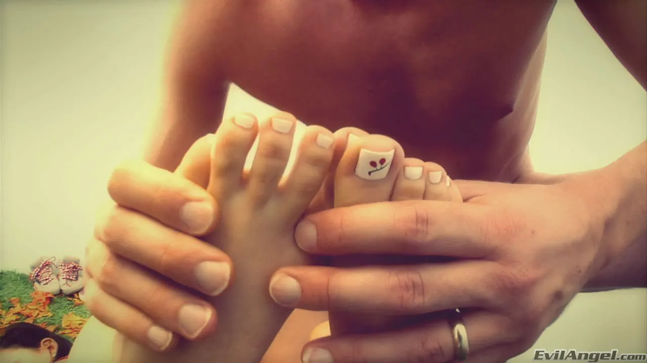 Evil Angel 'Trabajos ocasionales 5' protagonizando Tori Lux (foto 15)