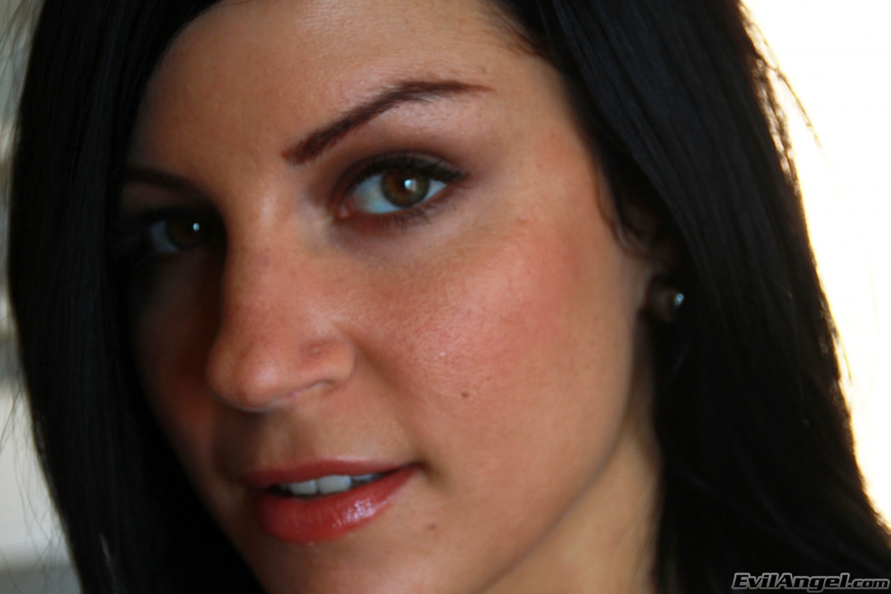 Tori Lux en 'Evil Angel' Clase de estiramiento 5 (Miniatura 1)