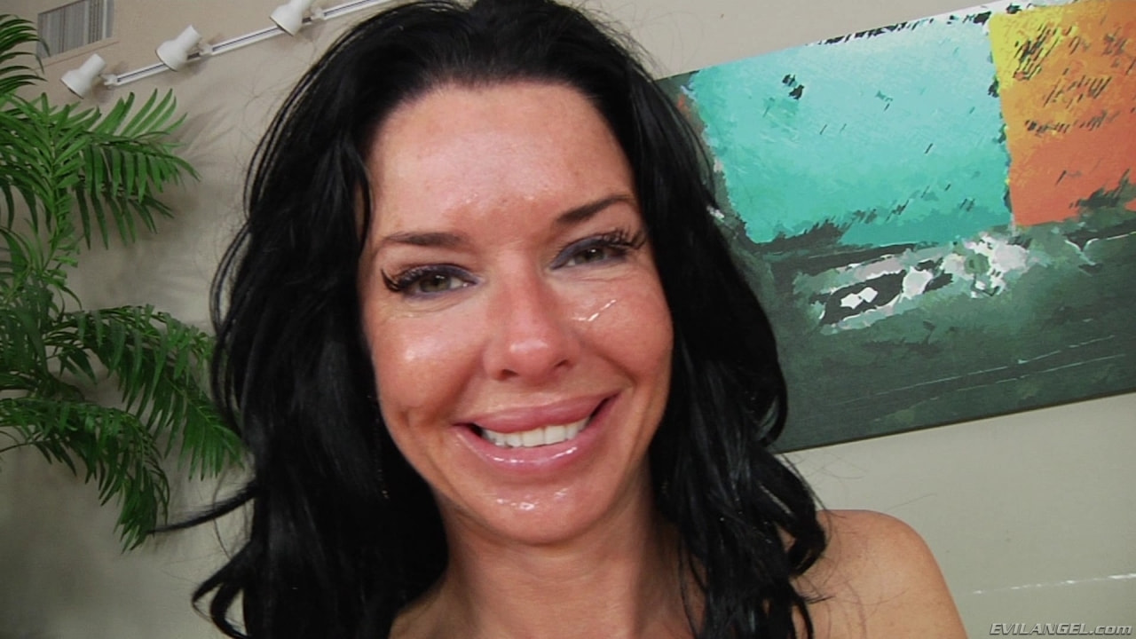 Veronica Avluv en 'Evil Angel' LeWood Gangbang: La batalla de las MILF (Miniatura 1)