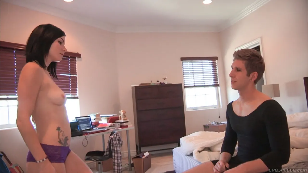 Evil Angel 'Niña-Niño' protagonizando Veruca James (foto 3)