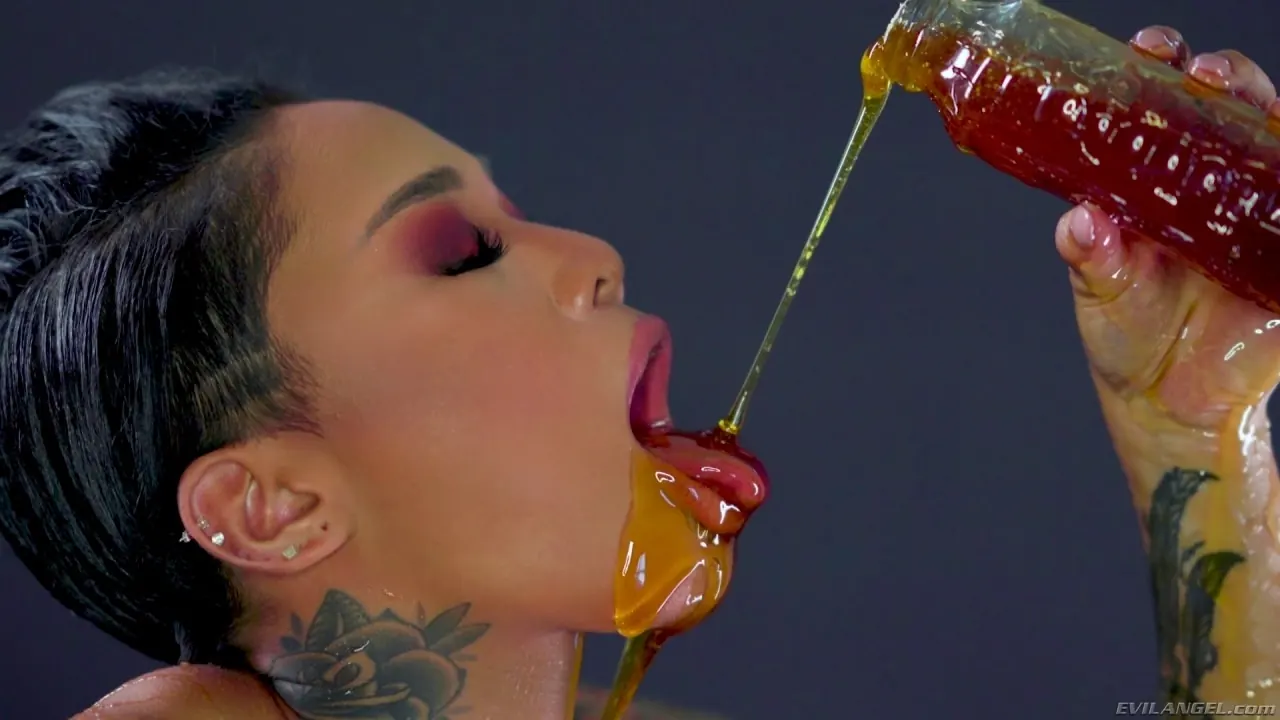 Violet Starr en 'Sabor a miel' from 'Evil Angel' (foto 1) Evil Angel 'Sabor a miel' protagonizando Violet Starr (foto 1)